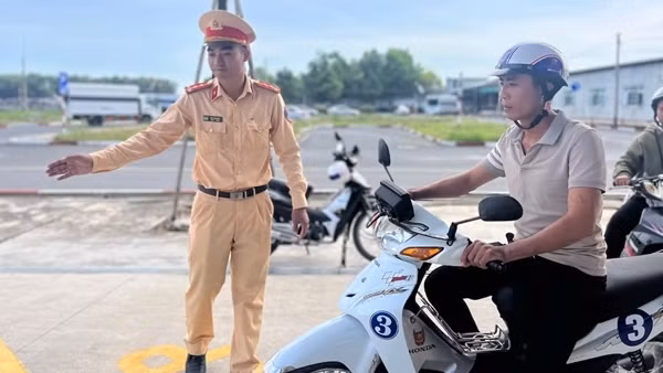 Sát hạch, cấp giấy phép lái xe miễn phí và tặng quà cho người nghèo vùng biên