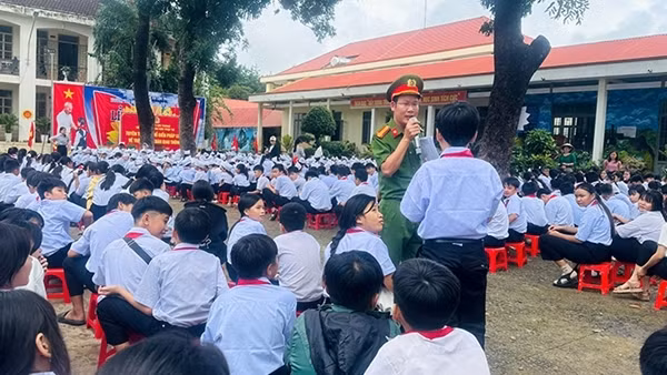 Thầy giáo Trường Cao đẳng Cảnh sát với nỗ lực giúp chuyển đổi số vùng biên