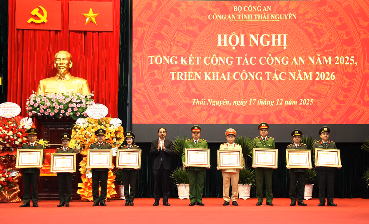 Phát huy thành tích đã đạt được, quyết tâm bảo đảm an ninh, trật tự, bảo vệ tuyệt đối an toàn các sự kiện trọng đại của đất nước. -0