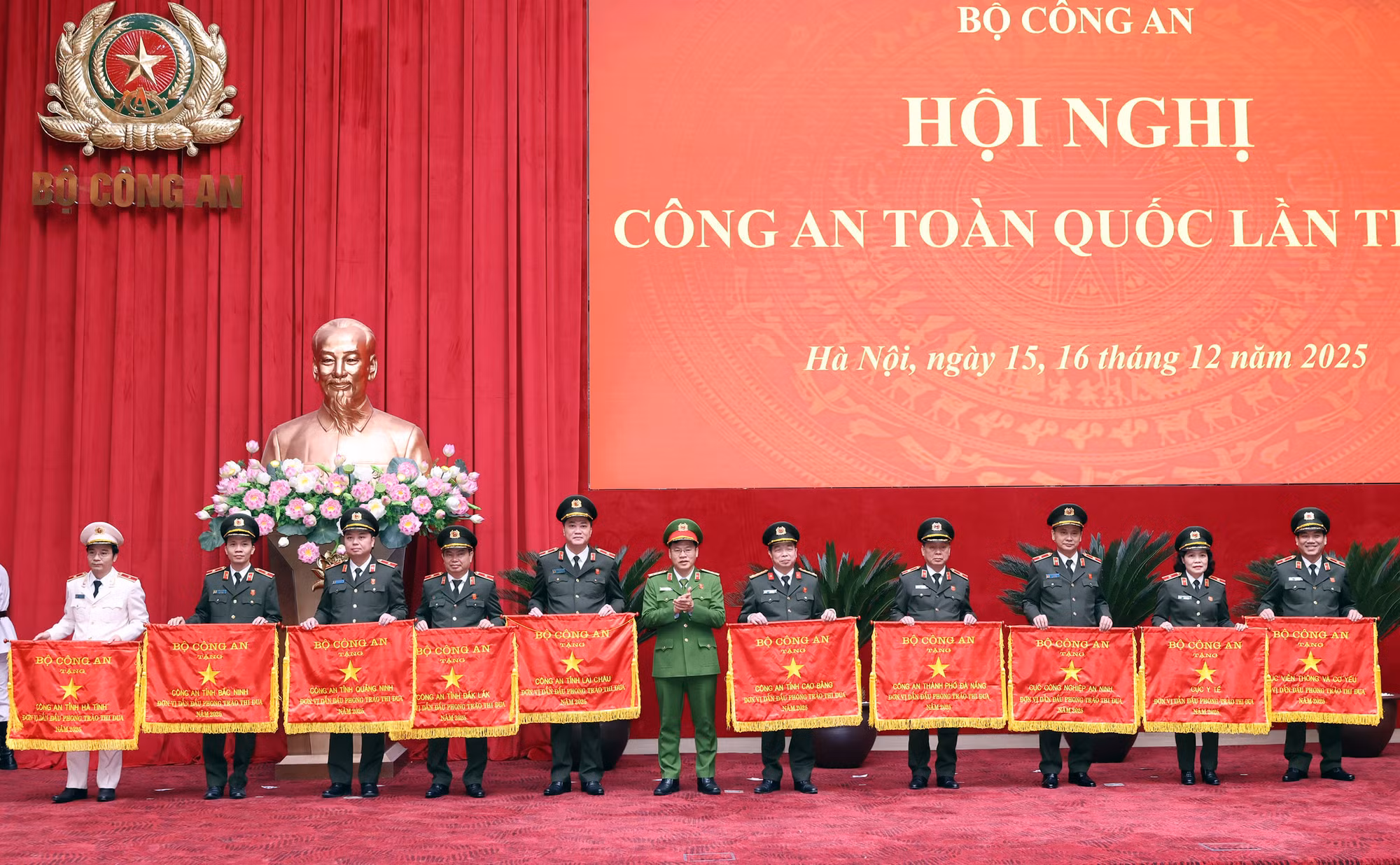 Trao tặng Huân chương, danh hiệu 