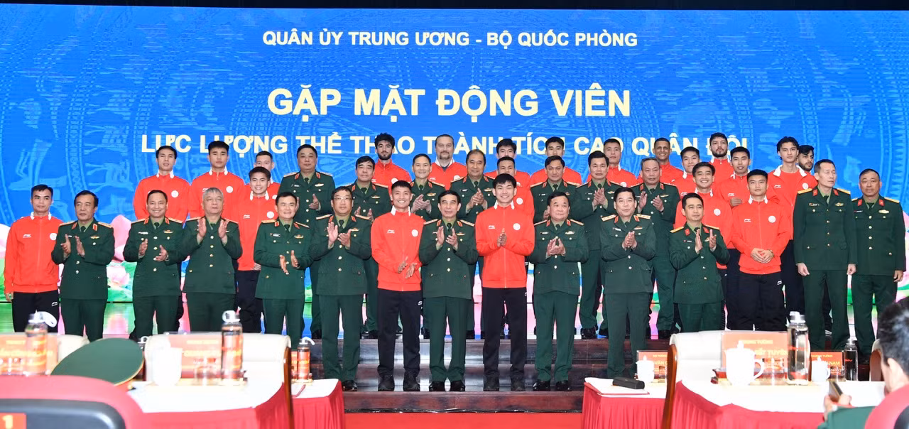 Bộ trưởng Bộ Quốc phòng Phan Văn Giang gặp mặt, động viên CLB Thể Công - Viettel -0