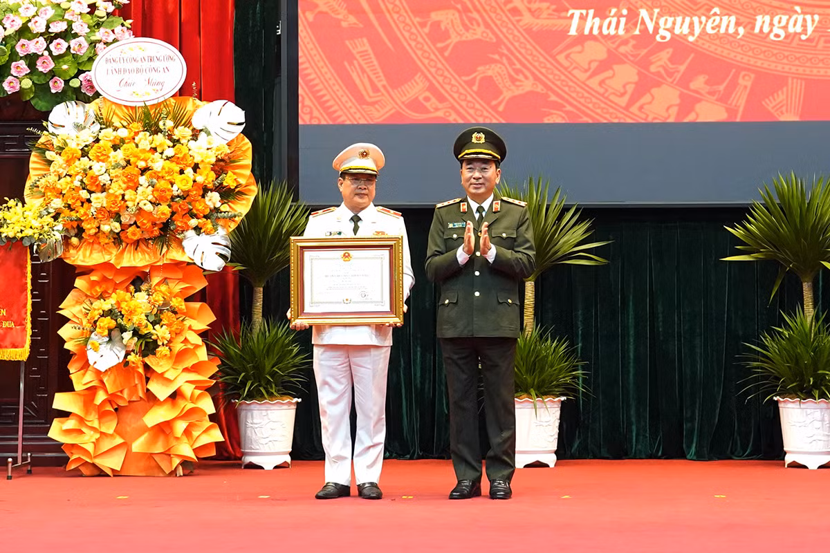 Phát huy thành tích đã đạt được, quyết tâm bảo đảm an ninh, trật tự, bảo vệ tuyệt đối an toàn các sự kiện trọng đại của đất nước. -0