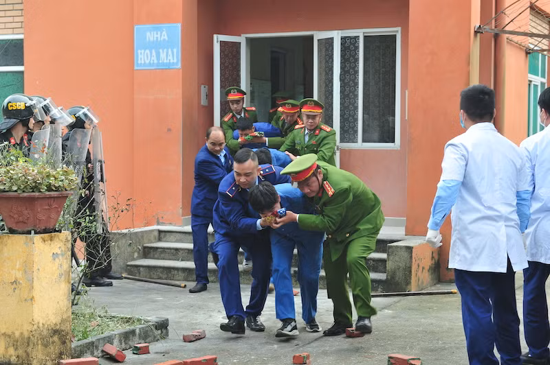 Khống chế thành công đối tượng gây rối tại cơ sở cai nghiện ma tuý trong diễn tập giải quyết một số tình huống đột xuất -9