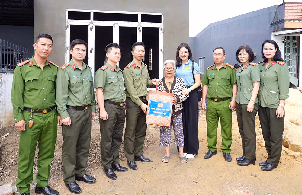 Công an tỉnh Hưng Yên hỗ trợ tỉnh Gia Lai 400 triệu đồng khắc phục hậu quả bão lũ -1