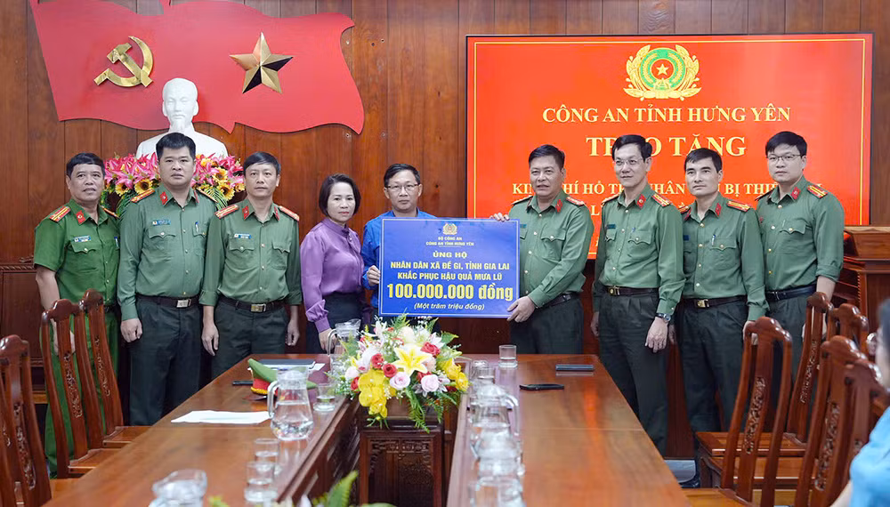 Công an tỉnh Hưng Yên hỗ trợ tỉnh Gia Lai 400 triệu đồng khắc phục hậu quả bão lũ -0
