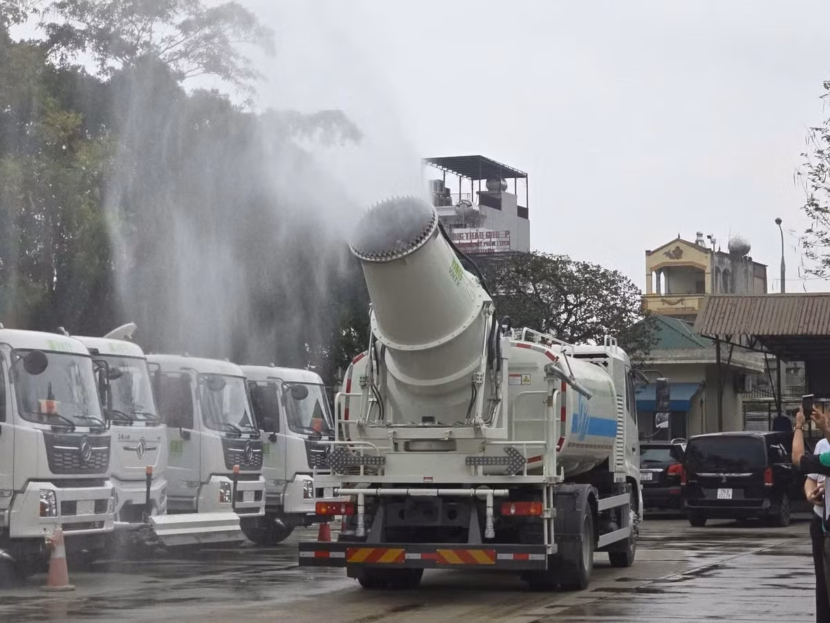 Phun sương giảm bụi, dừng cấp phép thi công đào đường để giảm ô nhiễm không khí -0