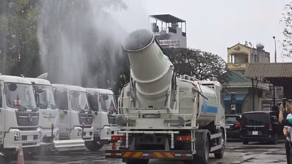 Phun sương giảm bụi, dừng cấp phép thi công đào đường để giảm ô nhiễm không khí