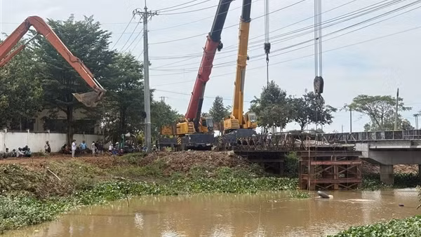 Xe tải 38 tấn đè sập cầu tải trọng 8 tấn, tài xế nhảy xuống kênh