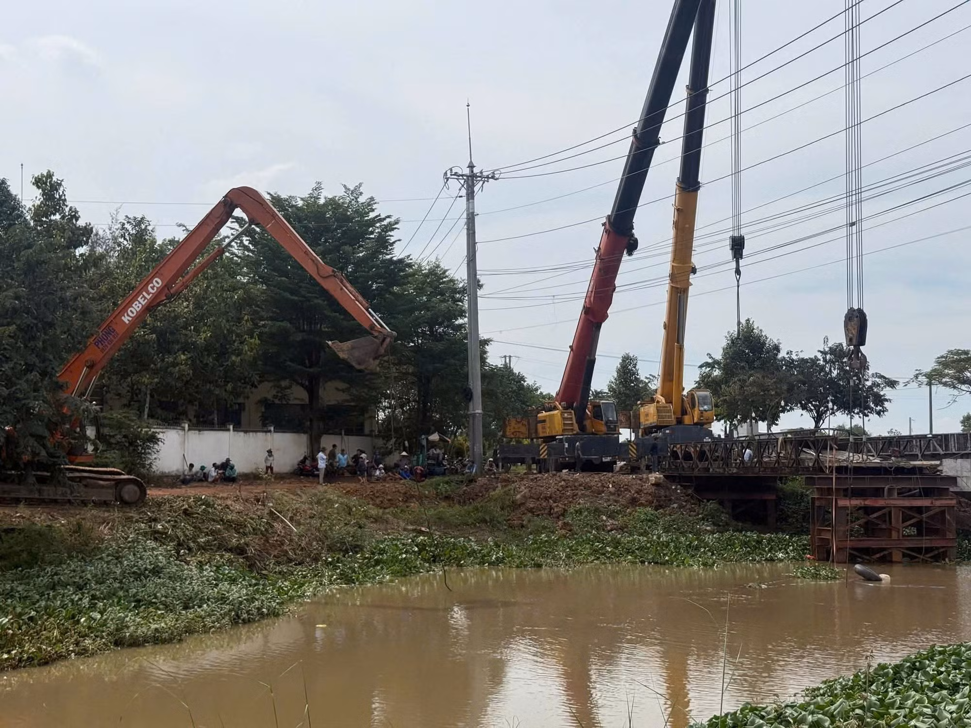 Sập cầu tạm vì xe tải cẩu có tải trọng gấp 5 lần tải trọng cầu cố tình đi qua -0