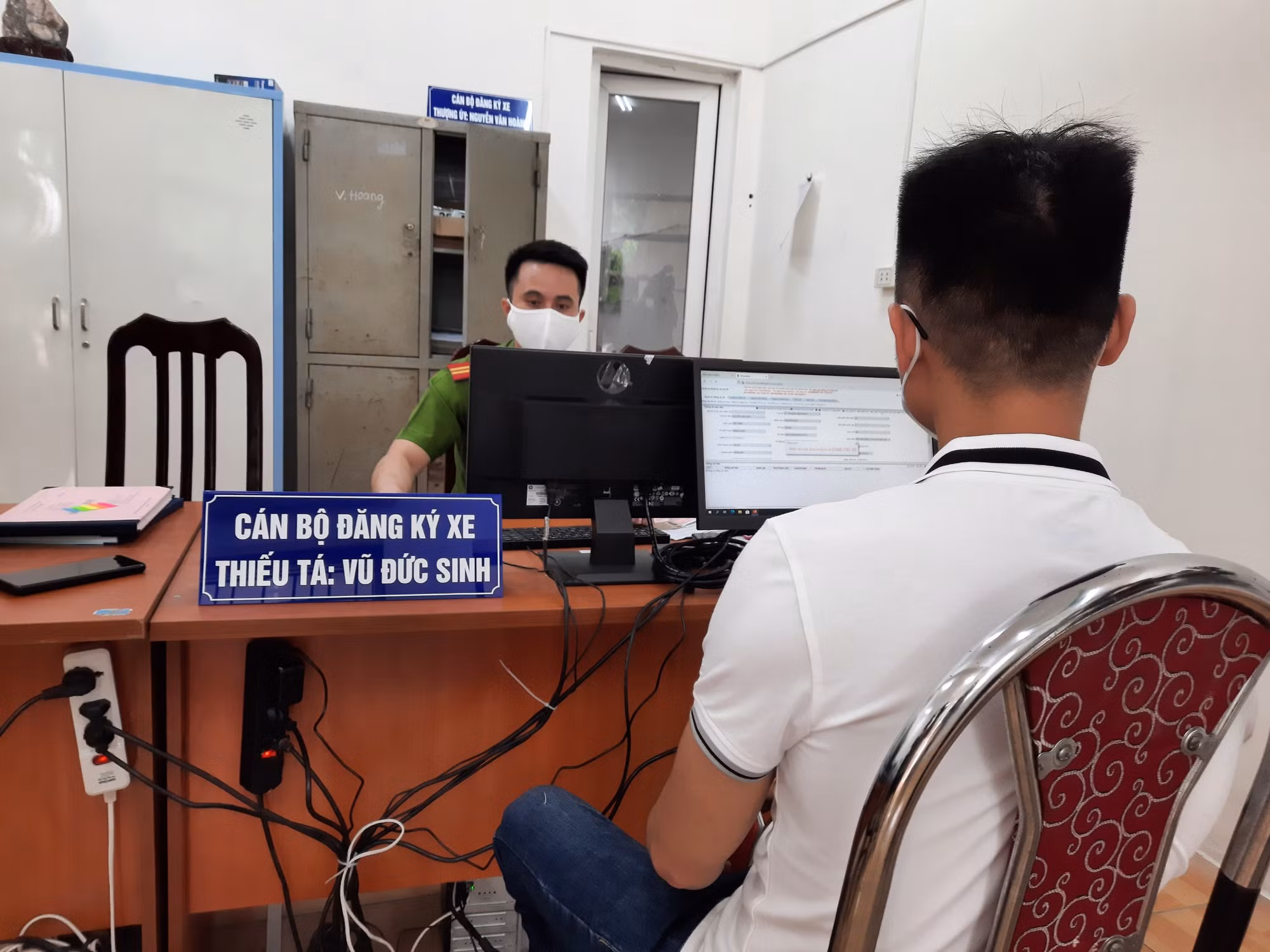 Người dân háo hức, vui mừng ra Công an xã đăng ký xe -1