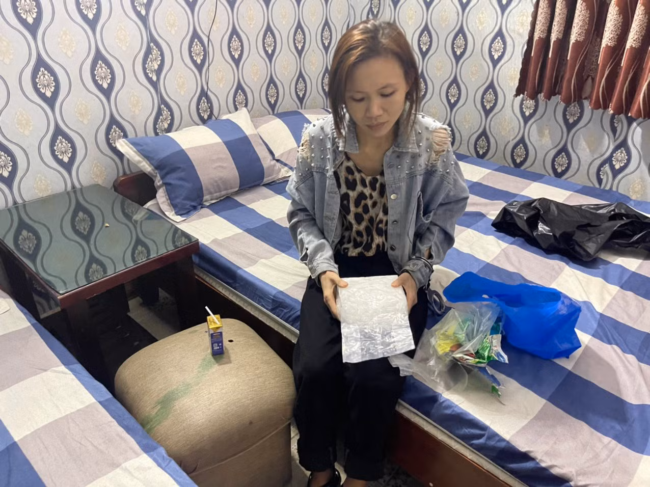 Bắt quả tang đôi nam nữ vận chuyển 1 kg ma túy đá -0