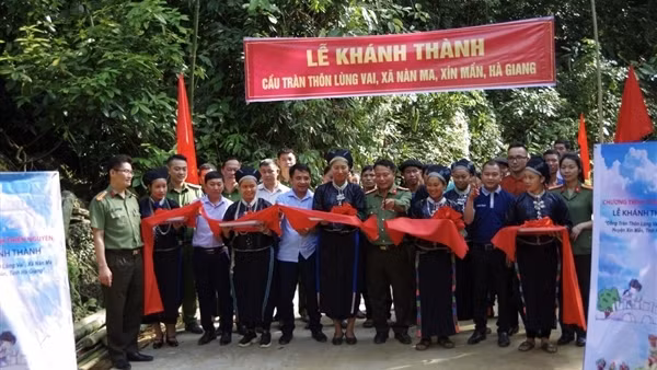 Hỗ trợ xây cầu đường và nhà ở tại huyện Xín Mần