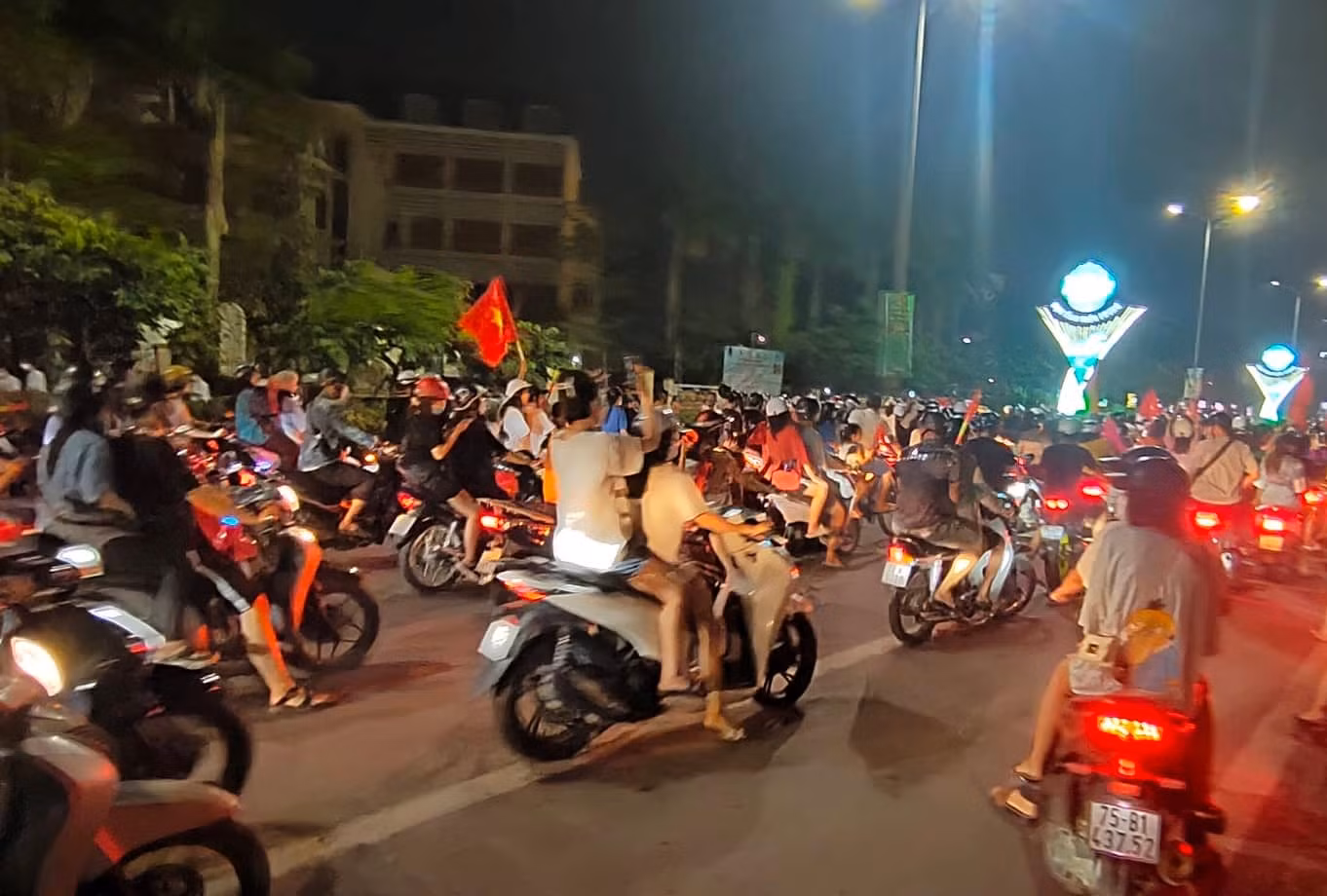 Hàng nghìn người dân xứ Huế ra đường mừng U23 Việt Nam vô địch -1