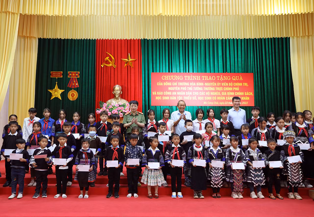 Trao yêu thương đến với học sinh, người dân nghèo nơi rẻo cao Yên Bái -0