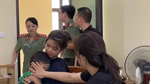 Công an huyện Mộc Châu tìm thấy người thân cho cháu bé đi lạc