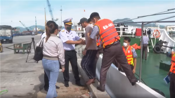 Đồn Biên phòng Bạch Long Vĩ kịp thời cứu 1 ngư dân bị cá mập tấn công ảnh 2