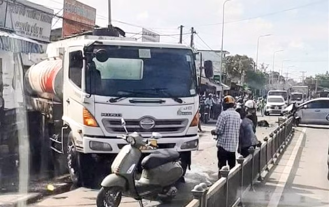 Xe 7 chỗ chở thuốc lá lậu bể bánh gây tai nạn liên hoàn -0