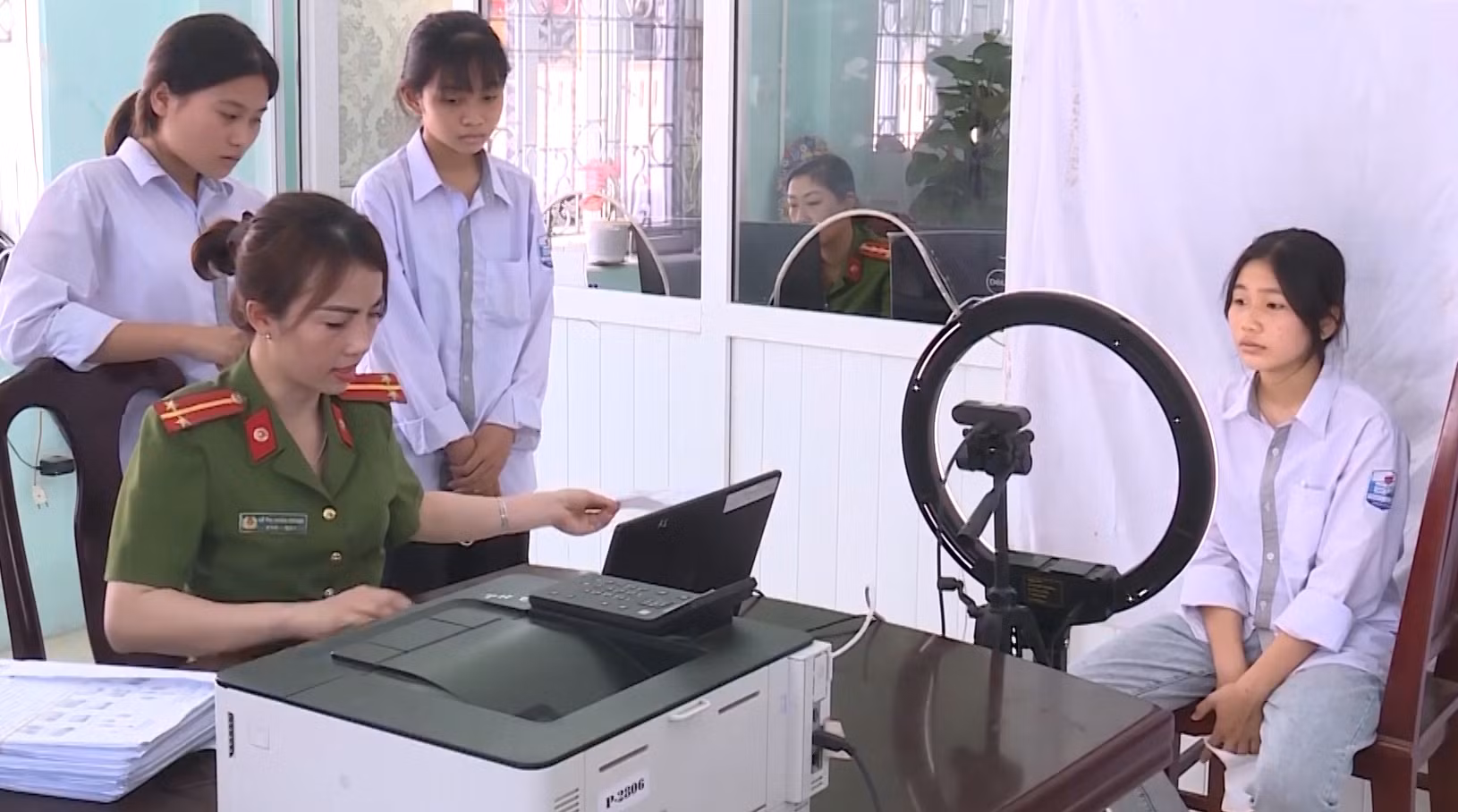 Tích cực triển khai cấp tài khoản định danh điện tử cho công dân -0