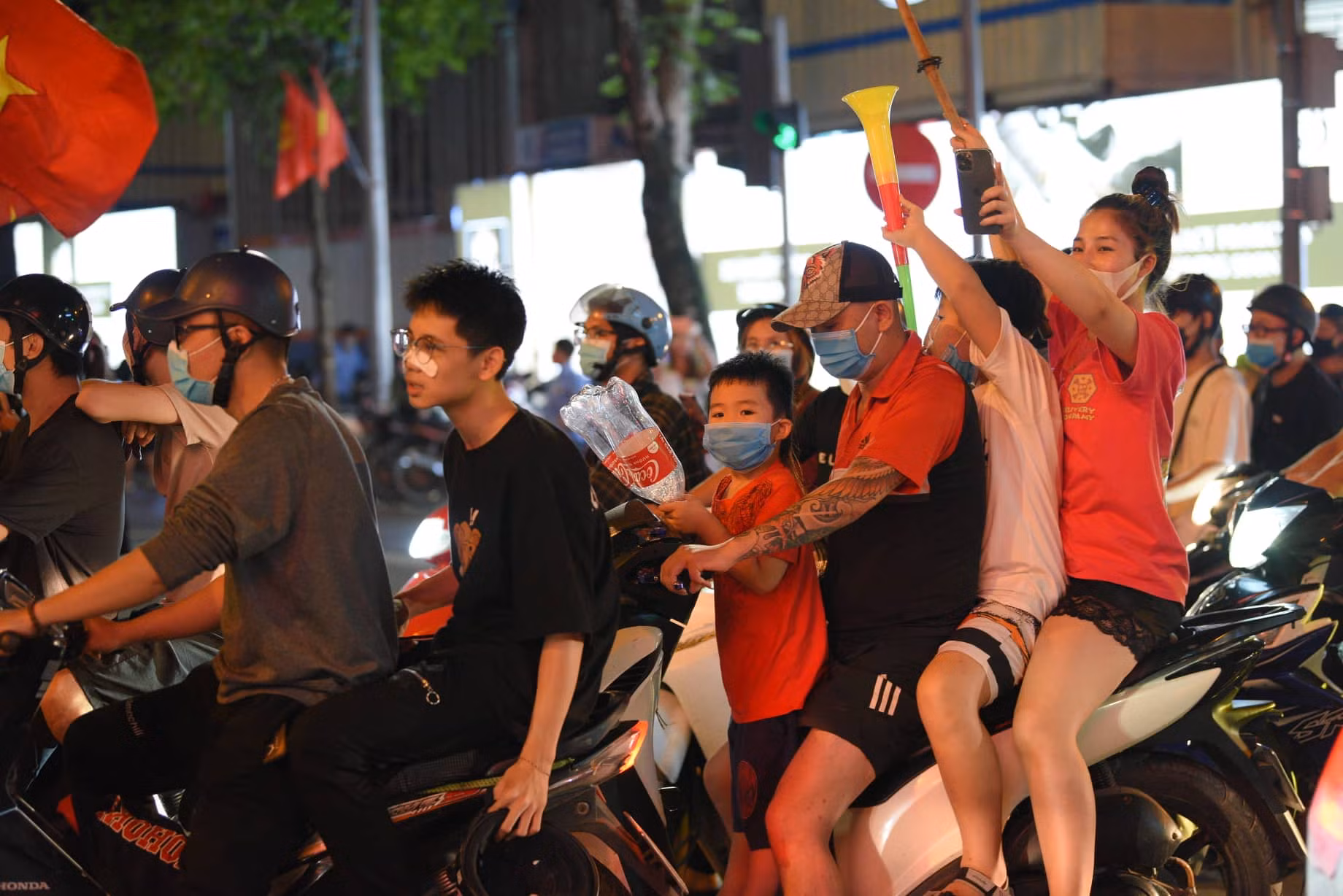 Cổ động viên xuống đường mừng U23 Việt Nam vô địch SEA Games 31 -5