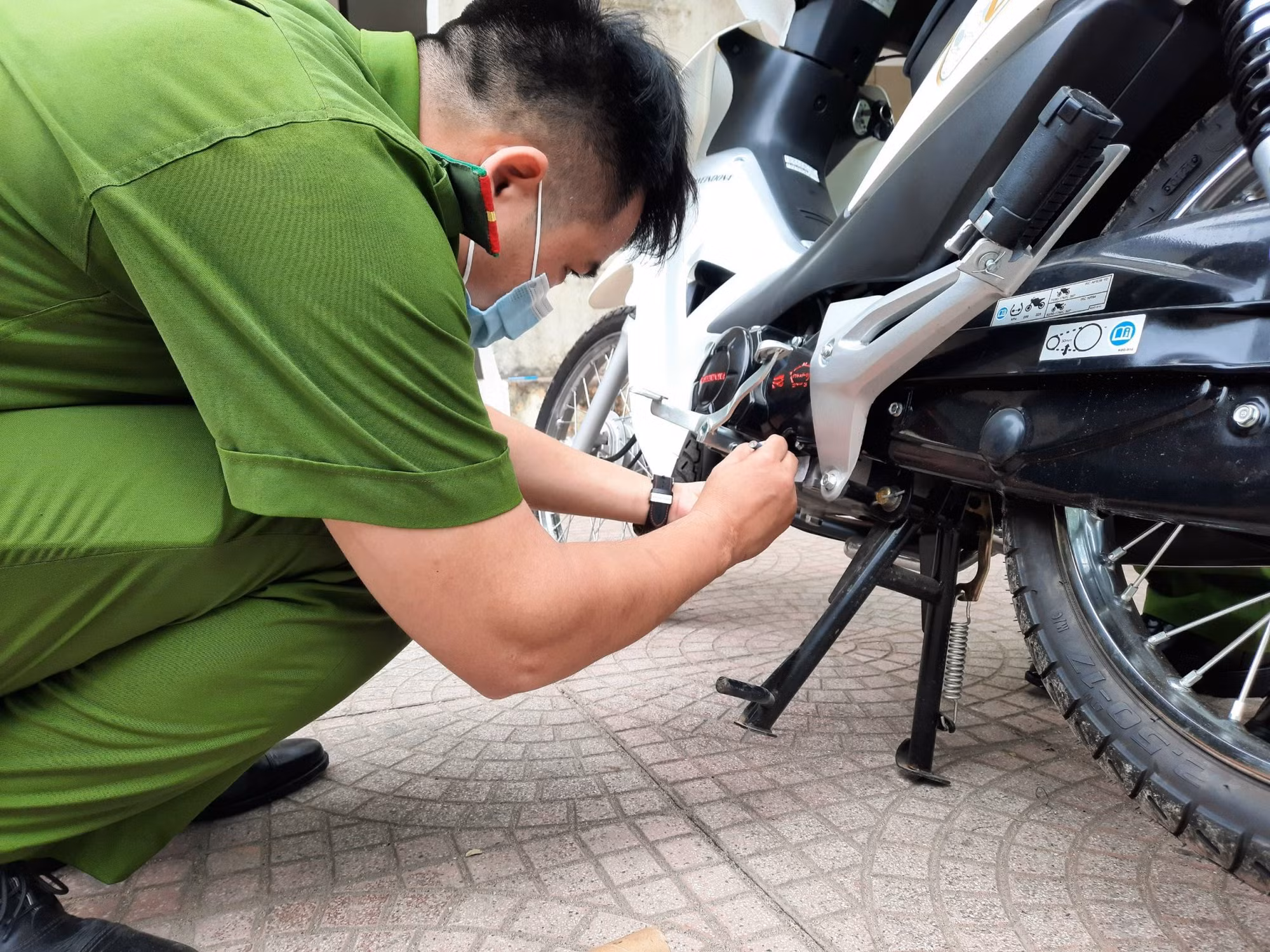 Người dân háo hức, vui mừng ra Công an xã đăng ký xe -0