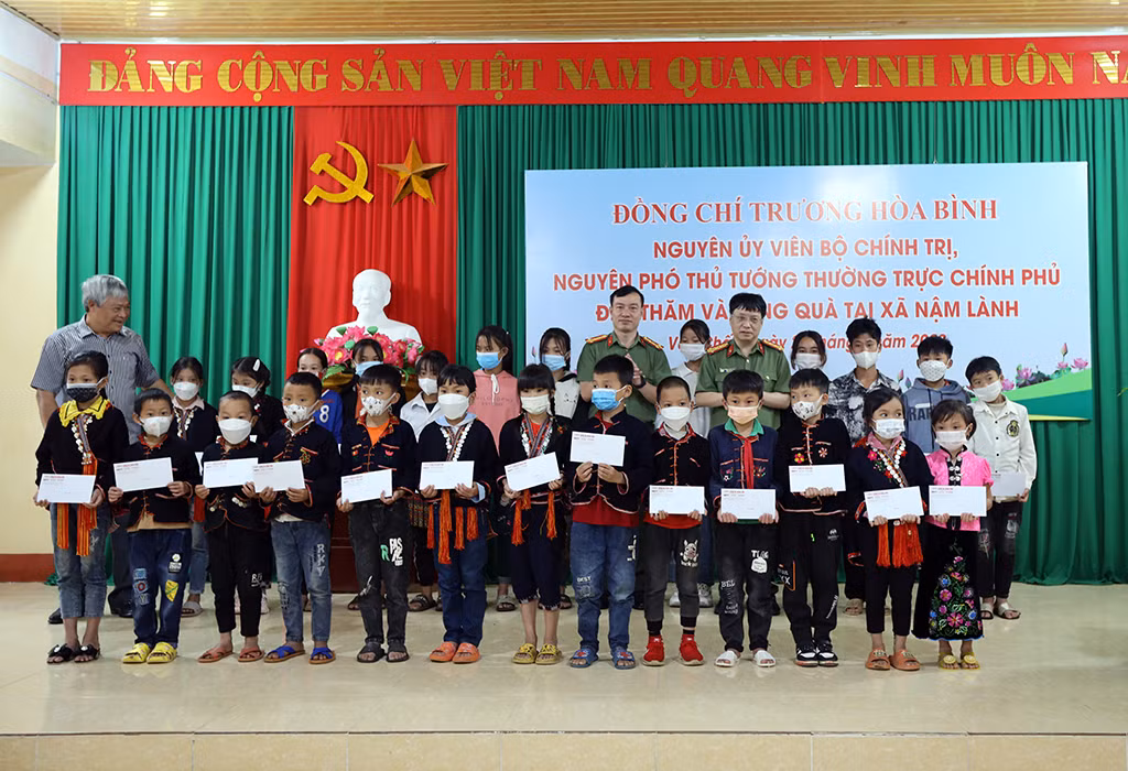 Trao yêu thương đến với học sinh, người dân nghèo nơi rẻo cao Yên Bái -0