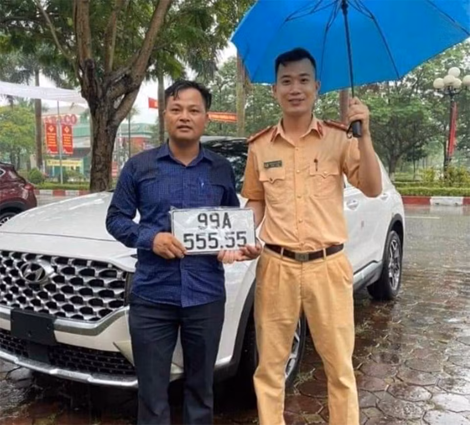 Đăng ký xe ô tô tặng vợ, người đàn ông bấm được biển 