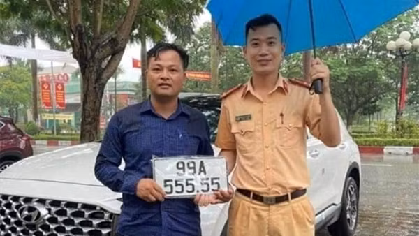 Bà con phấn khởi khi đến xã đăng ký xe ảnh 2