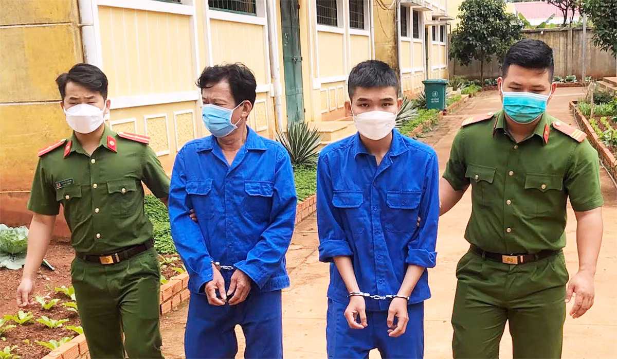 Bắt 2 kẻ trộm đêm chuyên “khoắng” tài sản ô tô đậu ven đường -0