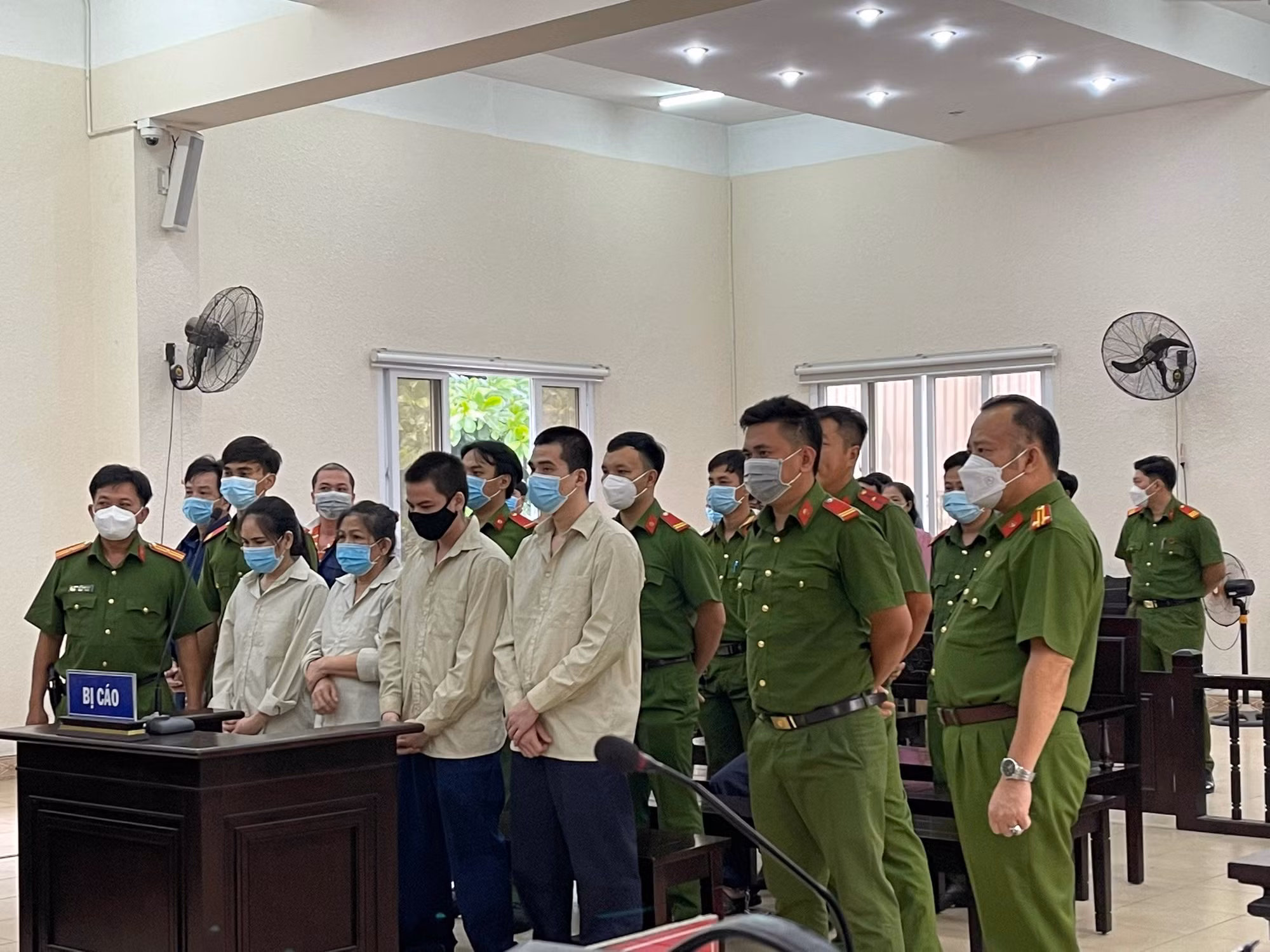Con lãnh án tử hình, mẹ 18 năm tù giam vì cùng nhau buôn bán ma túy -0