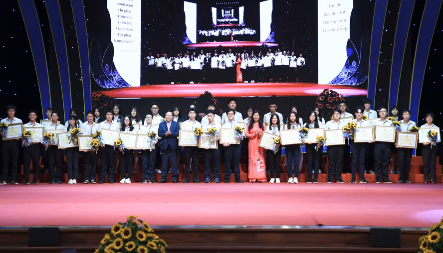 Tuyên dương, khen thưởng học sinh giỏi tiêu biểu Thủ đô năm học 2021-2022