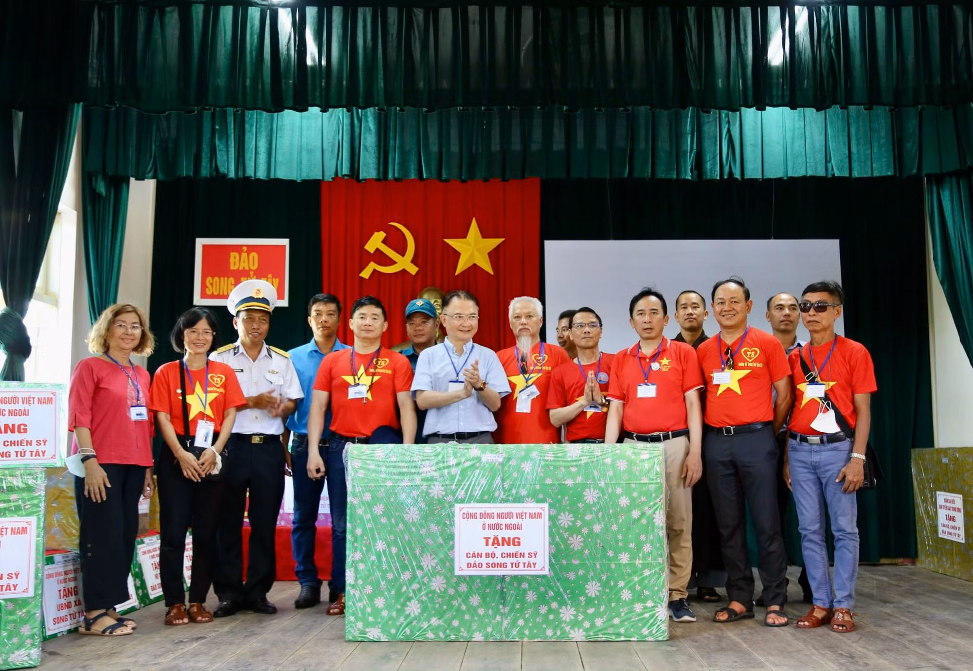 Đoàn kiều bào thăm huyện đảo Trường Sa và Nhà giàn DK1 -0