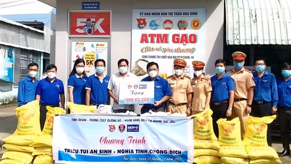 CSGT trấn an, khuyên nhủ người đàn ông bỏ ý định tự tử ảnh 3