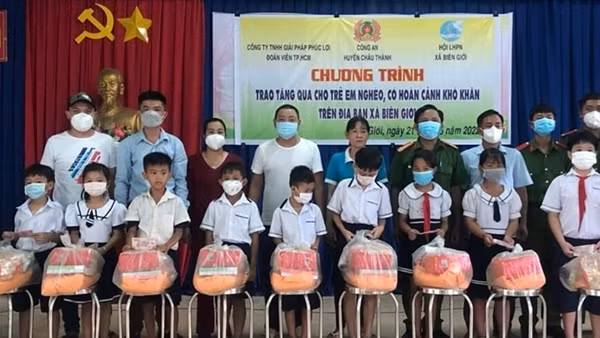 Tặng xe đạp cho học sinh nghèo vượt khó ảnh 2