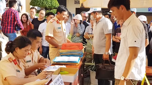 Người dân vùng Tây Nam Bộ đến Công an xã cấp đổi biển số xe ảnh 9