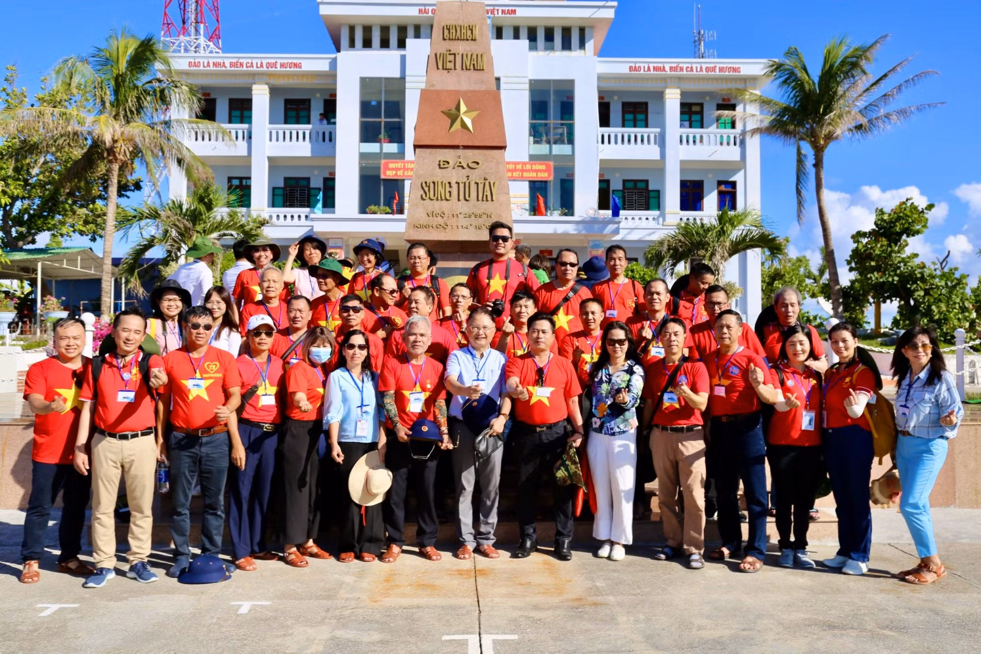 Đoàn kiều bào thăm huyện đảo Trường Sa và Nhà giàn DK1 -0