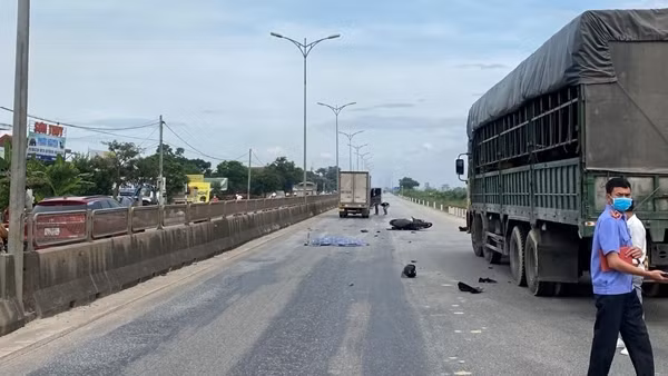 Va chạm xe tải ben, 2 vợ chồng đi xe máy tử vong ảnh 2