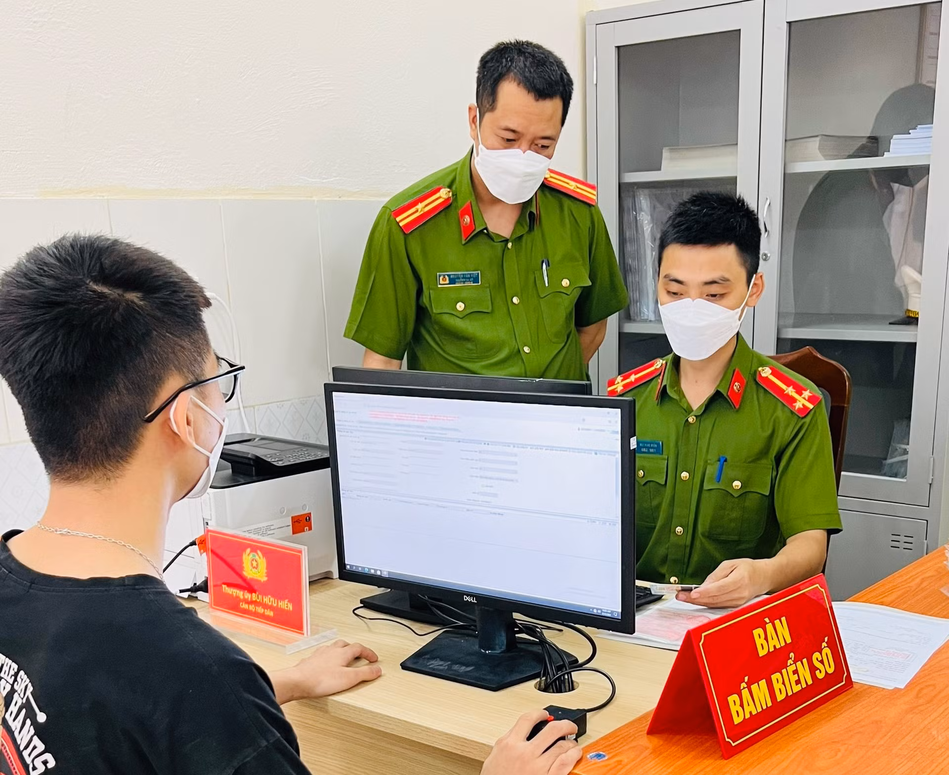 Người dân háo hức, vui mừng ra Công an xã đăng ký xe -5