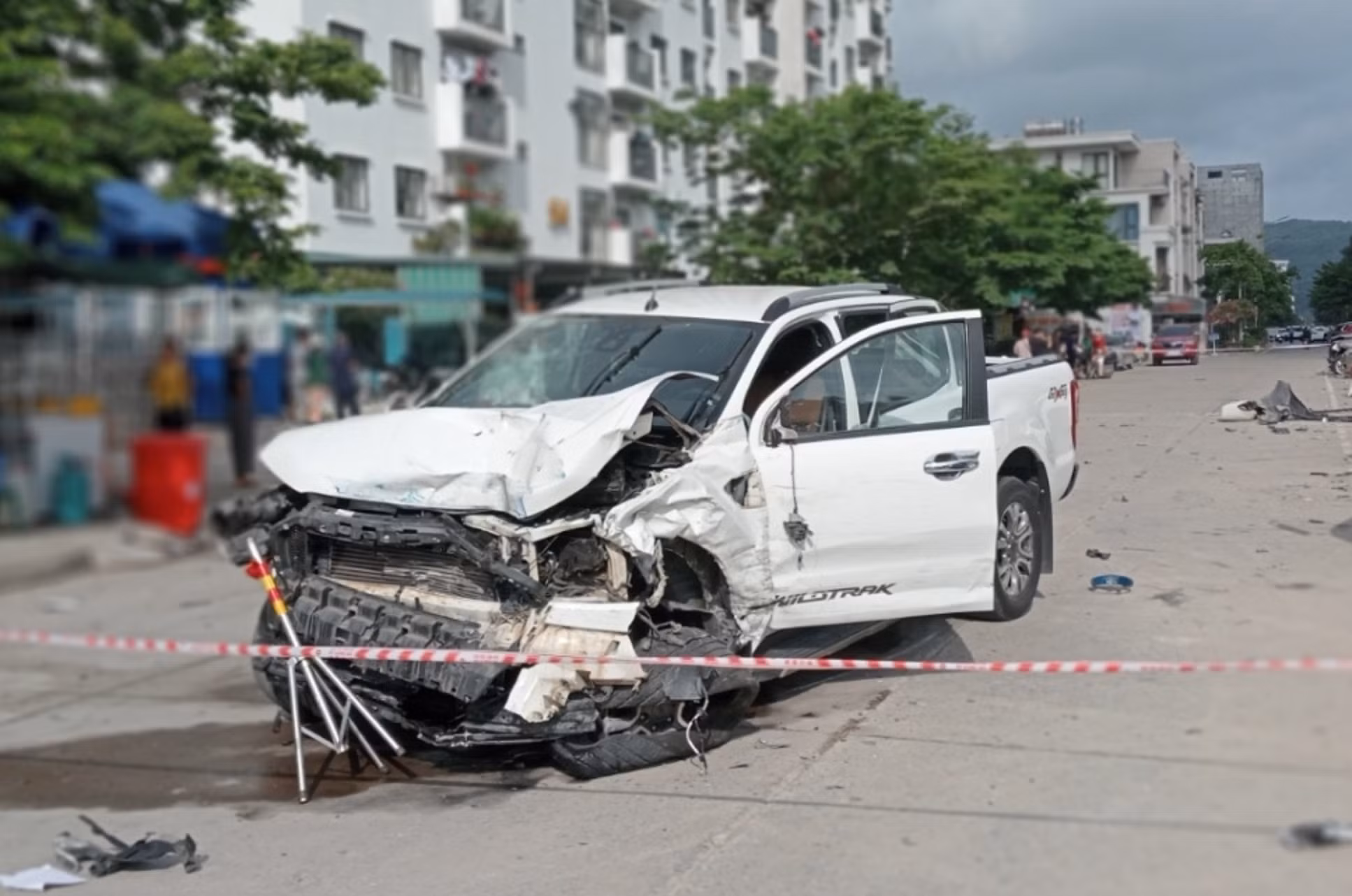 Xe bán tải đâm hư hỏng nặng hàng chục ô tô ở TP Hạ Long -0