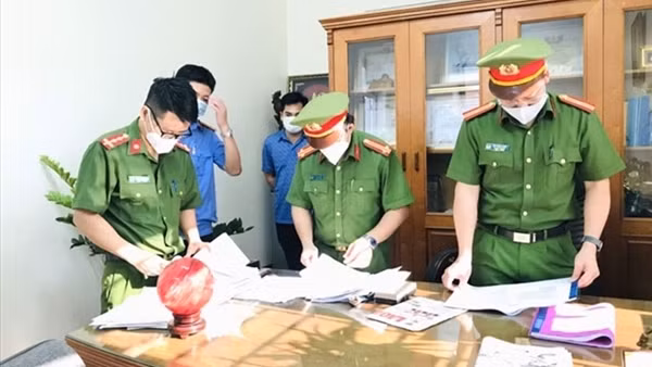 Hiệu trưởng, hiệu phó bị khởi tố, 450 học viên “mắc kẹt”