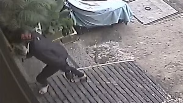 Lộ hình ảnh nghi can dùng búa đập tủ trưng bày cướp vàng