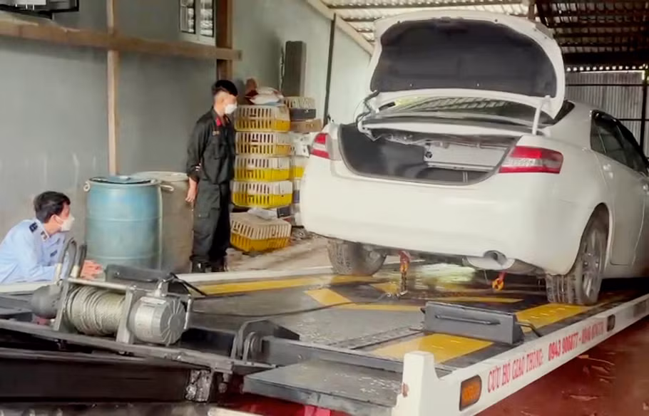 Liên tiếp phát hiện xe ô tô BKS nước ngoài nghi vấn nhập lậu -1