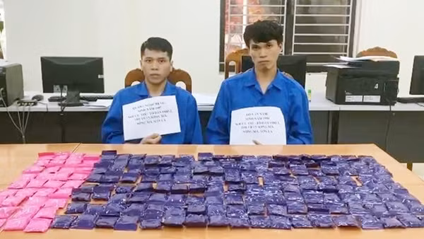Thiếu phụ ôm 2 bánh heroin băng rừng ảnh 2