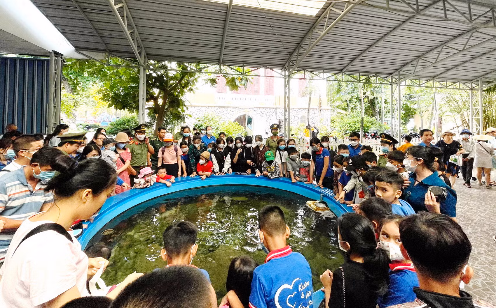 Đoàn Thanh niên Công an Khánh Hòa tặng quà cho lớp học tình thương -0