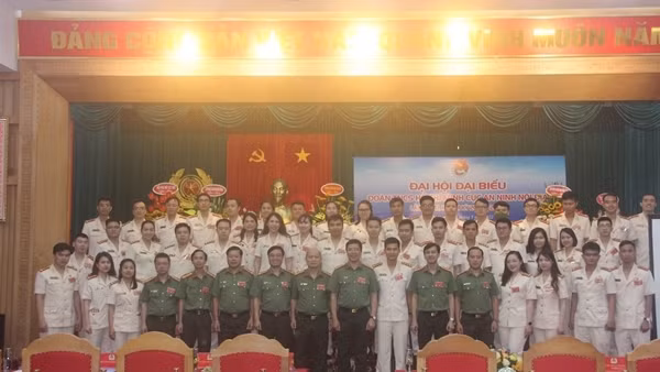 Đoàn Thanh niên Công an Khánh Hòa tặng quà cho lớp học tình thương ảnh 4