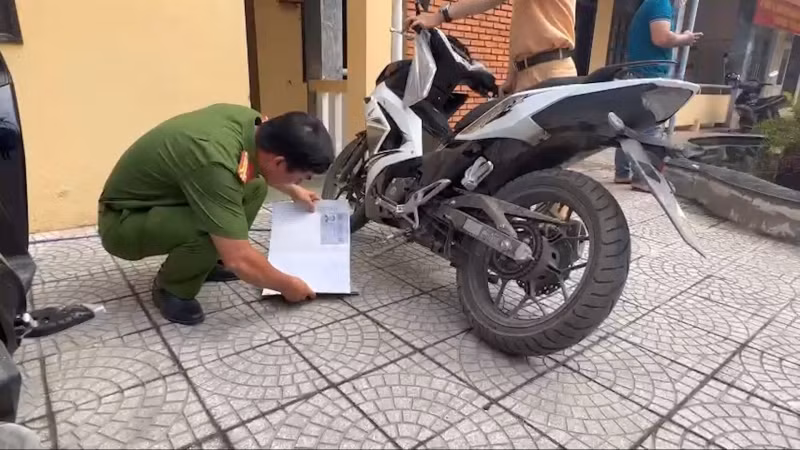 Ngày đầu triển khai phân cấp đăng ký ô tô, mô tô, xe máy tại nhiều địa phương -0