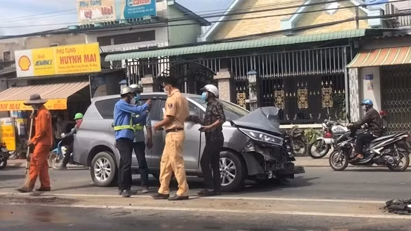 Xe 7 chỗ chở thuốc lá lậu bể bánh gây tai nạn liên hoàn