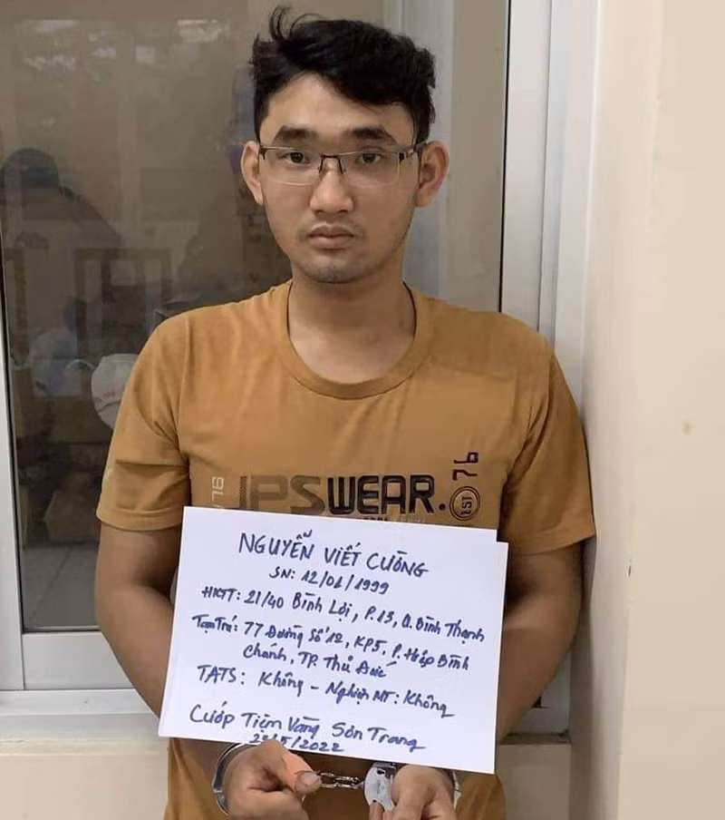 Lời khai bất ngờ của đối tượng dùng búa cướp tiệm vàng -0
