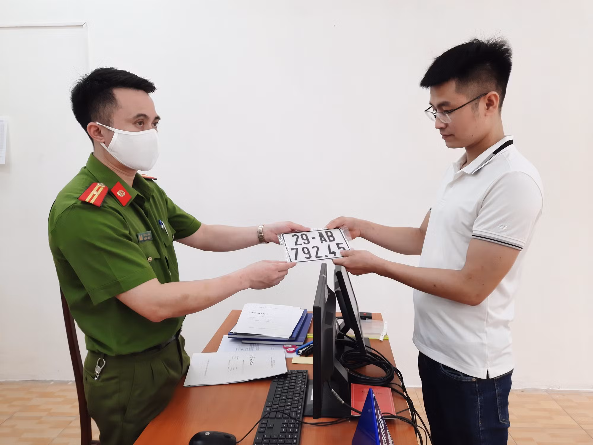 Người dân háo hức, vui mừng ra Công an xã đăng ký xe -4