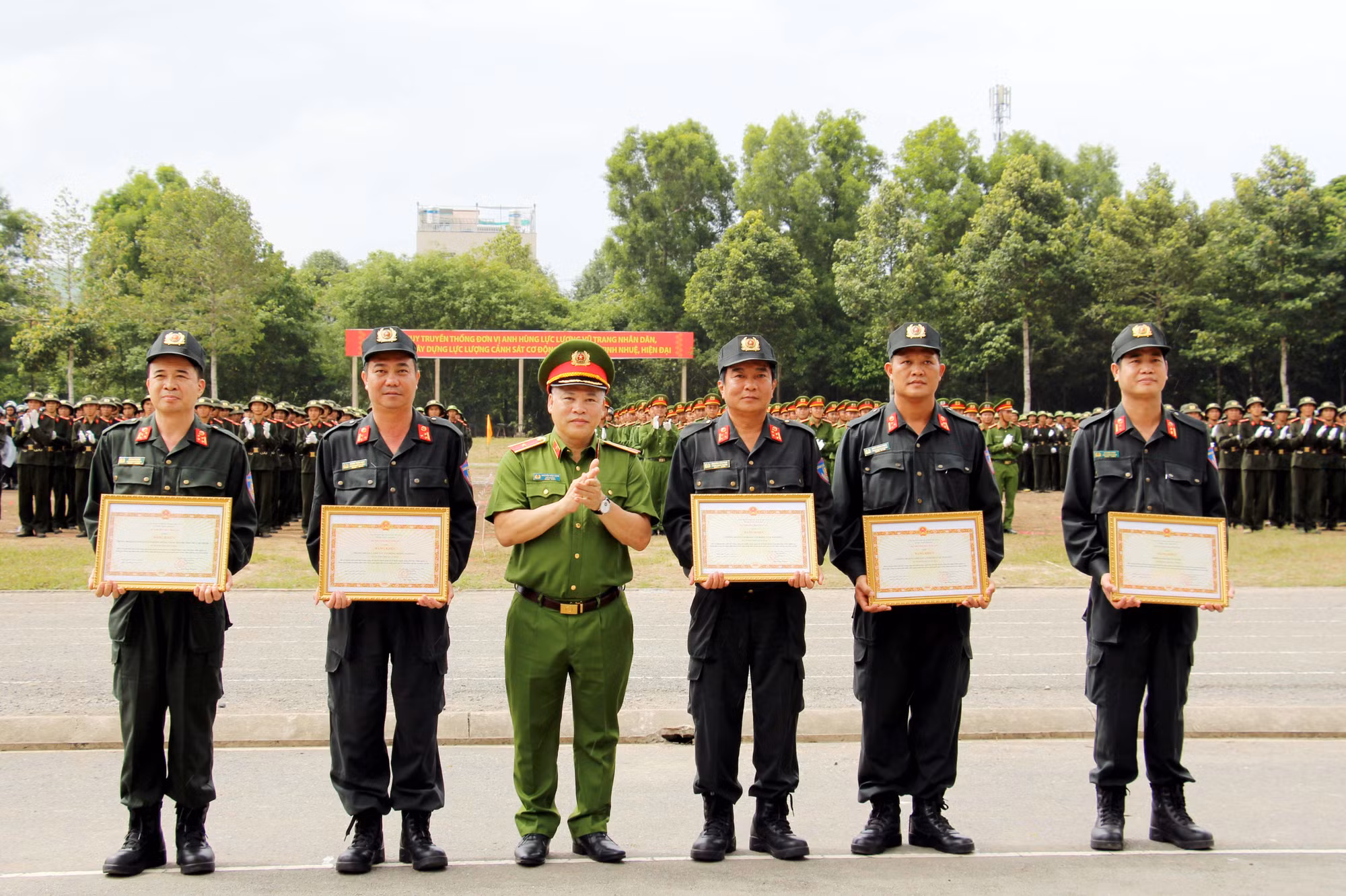Thứ trưởng Nguyễn Văn Long dự Lễ bế giảng khóa huấn luyện công dân thực hiện nghĩa vụ tham gia CAND -0