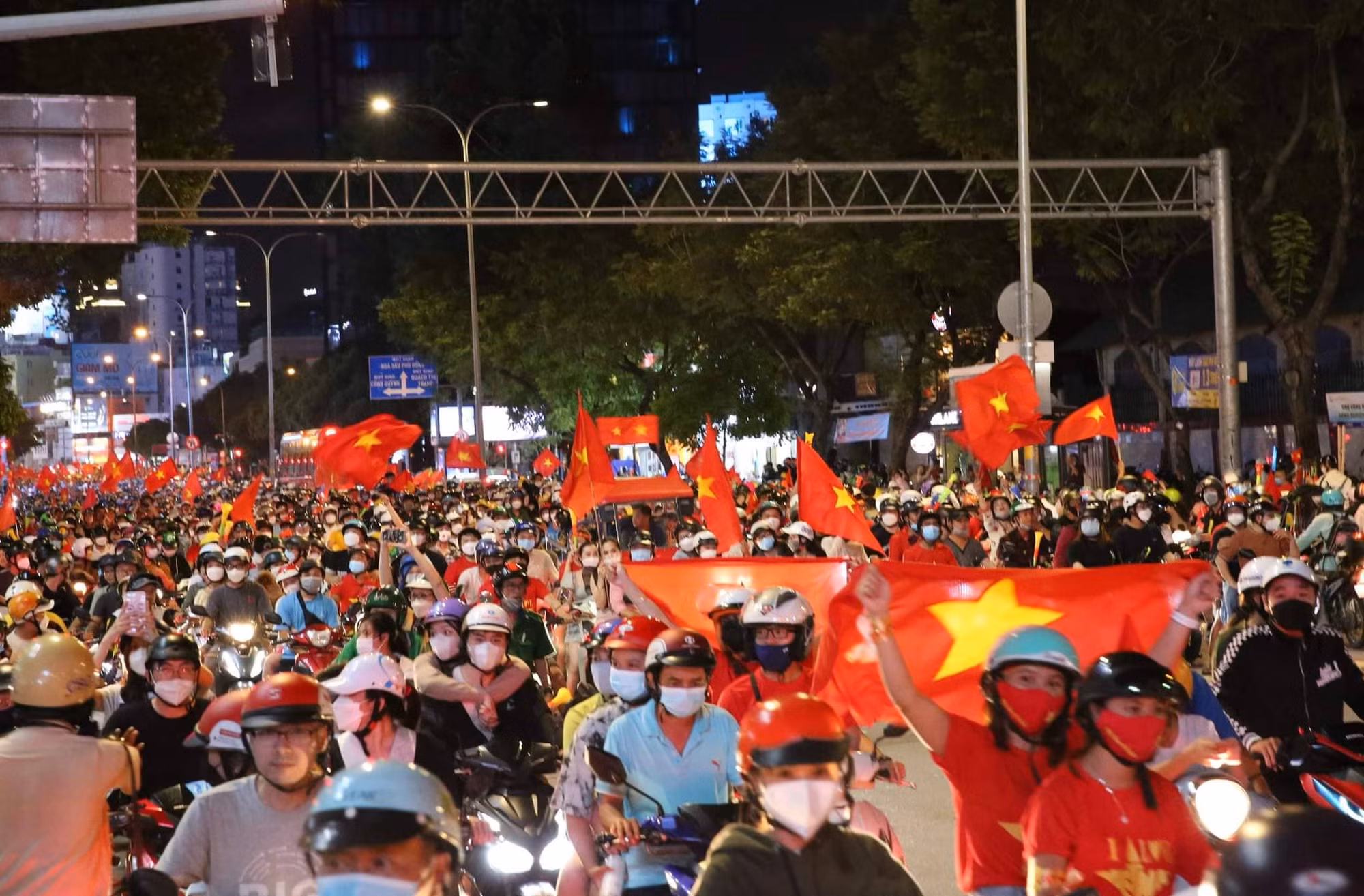 Người dân cả nước xuống đường ăn mừng U23 Việt Nam giành Huy chương vàng -0